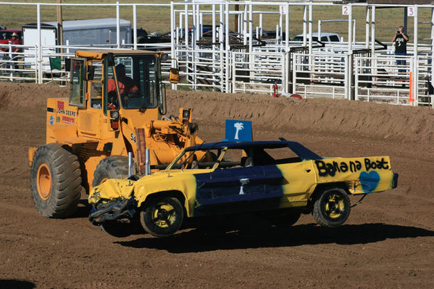 Hauling it off. Photo by Dawn Ballou, Pinedale Online.