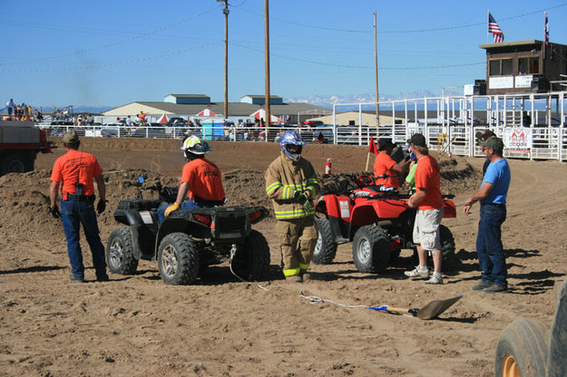 Getting ready. Photo by Dawn Ballou, Pinedale Online.