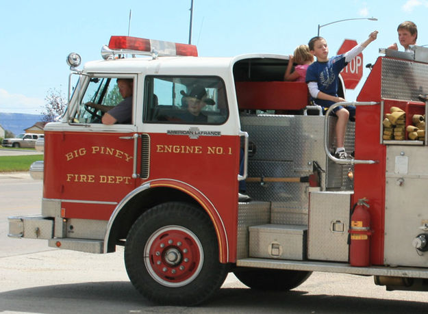 Off they go!. Photo by Dawn Ballou, Pinedale Online.