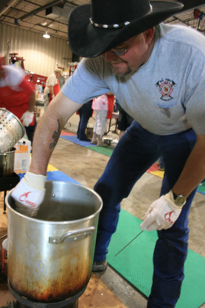 Vern Setser cooking. Photo by Dawn Ballou, Pinedale Online.