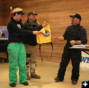 Passing the yellow bib. Photo by Dawn Ballou, Pinedale Online.