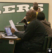 Announcer. Photo by Dawn Ballou, Pinedale Online.