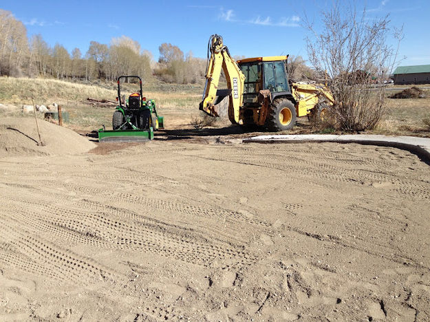 Preparing the site. Photo by Ana Cuprill.