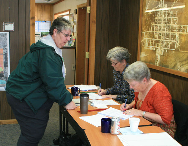 Voting. Photo by Dawn Ballou, Pinedale Online.