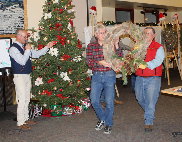 Fan Favorite - Lakeside Lodge Wreath. Photo by Dawn Ballou, Pinedale Online.