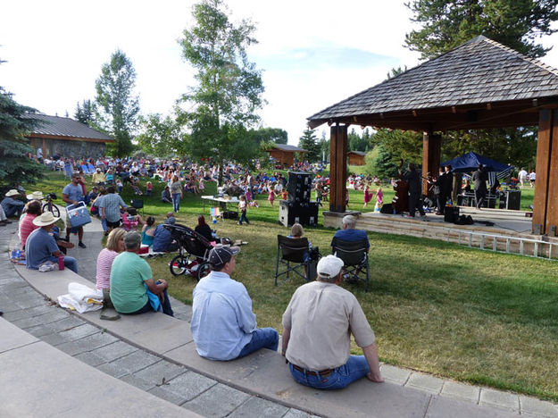 Spectators. Photo by Dawn Ballou, Pinedale Online.