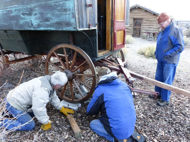 Putting wheels up on blocks. Photo by Dawn Ballou, Pinedale Online.