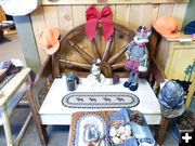 Wagon wheel bench. Photo by Dawn Ballou, Pinedale Online.