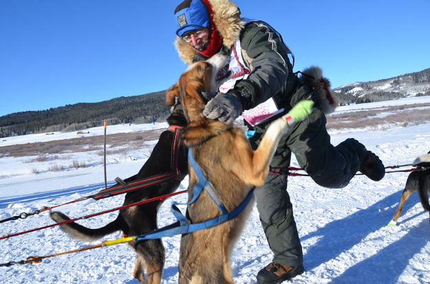 Al Borak Talks to His Dogs at the Start. Photo by Terry Allen.