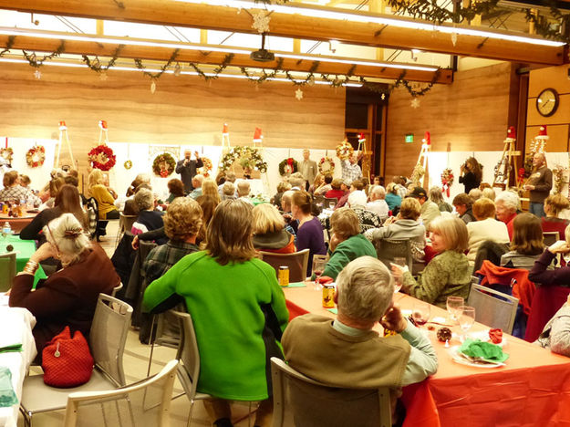 Wreath Auction. Photo by Dawn Ballou, Pinedale Online.