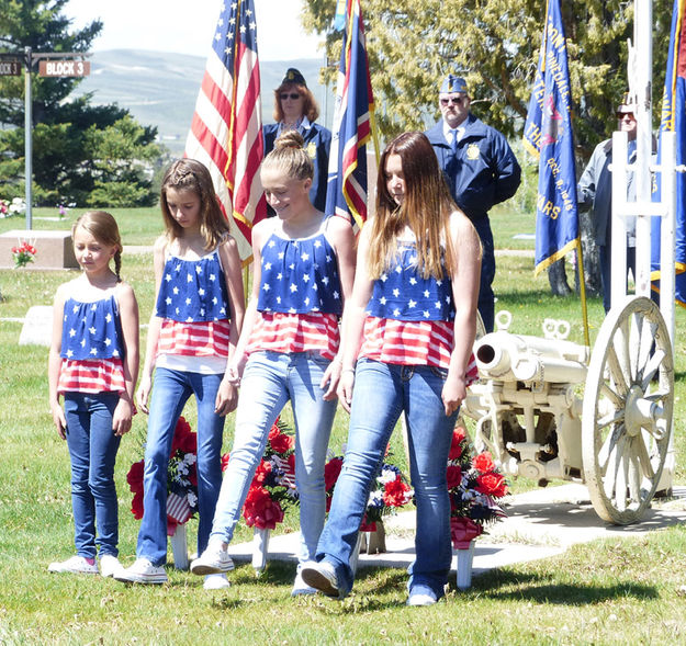 Noble girls. Photo by Dawn Ballou, Pinedale Online.