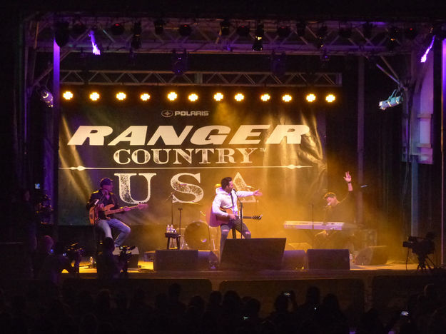 Jake introduces his band. Photo by Dawn Ballou, Pinedale Online.