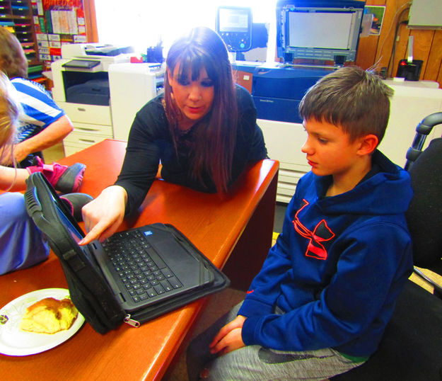 Helping with homework. Photo by Dawn Ballou, Pinedale Online.