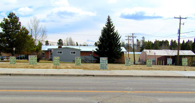 Row of thank you signs. Photo by Dawn Ballou, Pinedale Online.